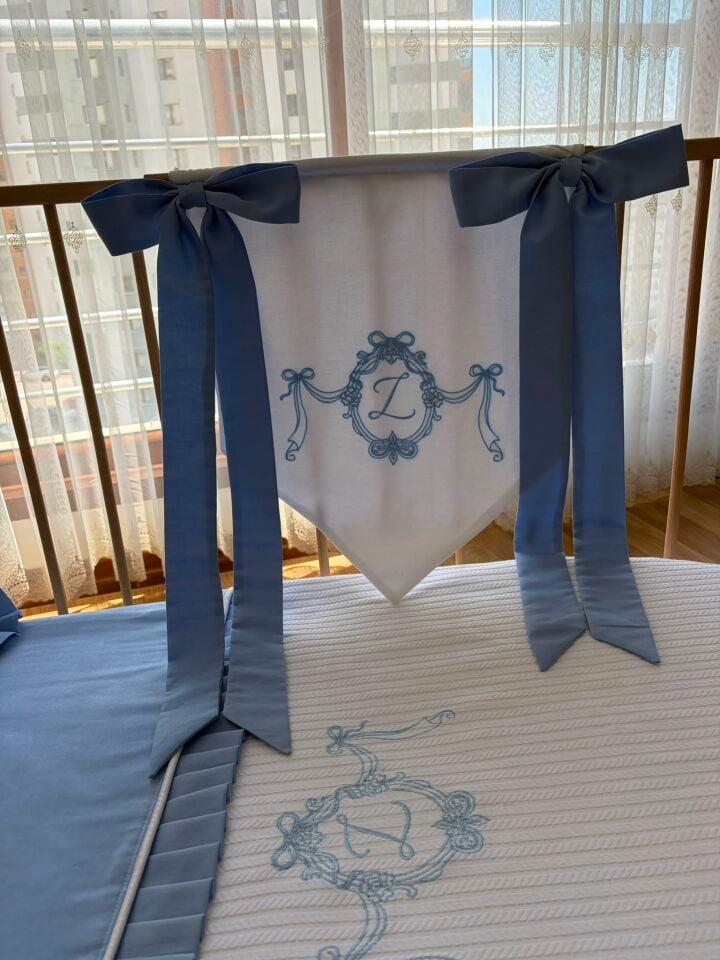 Kişiye Özel Baş Harf İşlemeli Bebek Beşik Flaması 35x50 cm Pamuklu Fiyonklu Oda Süsü