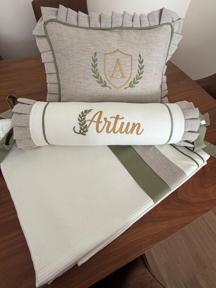 Kişiye Özel İsim İşlemeli Şeker Kırlent 50 cm Keten Pili ve Fiyonk Detaylı Dekoratif Yastık 149